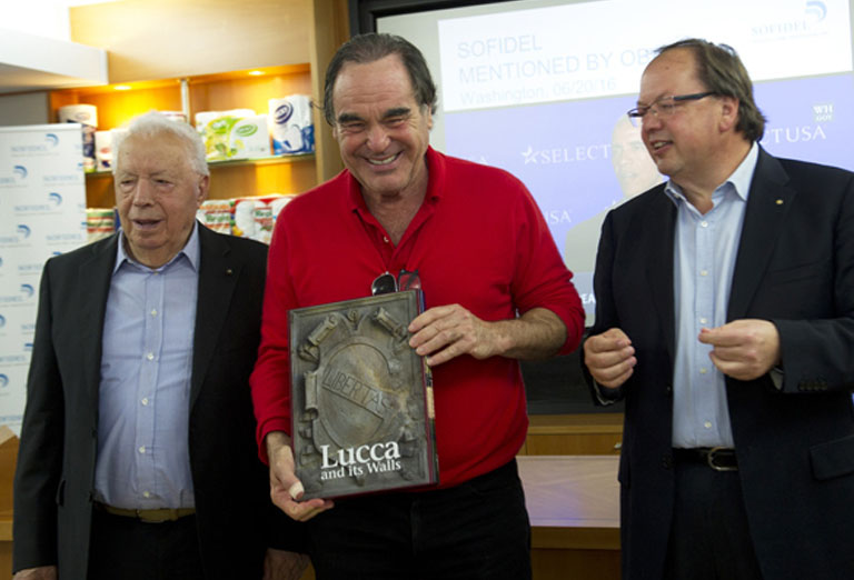 Il regista Oliver Stone in visita agli stabilimenti Sofidel di Porcari