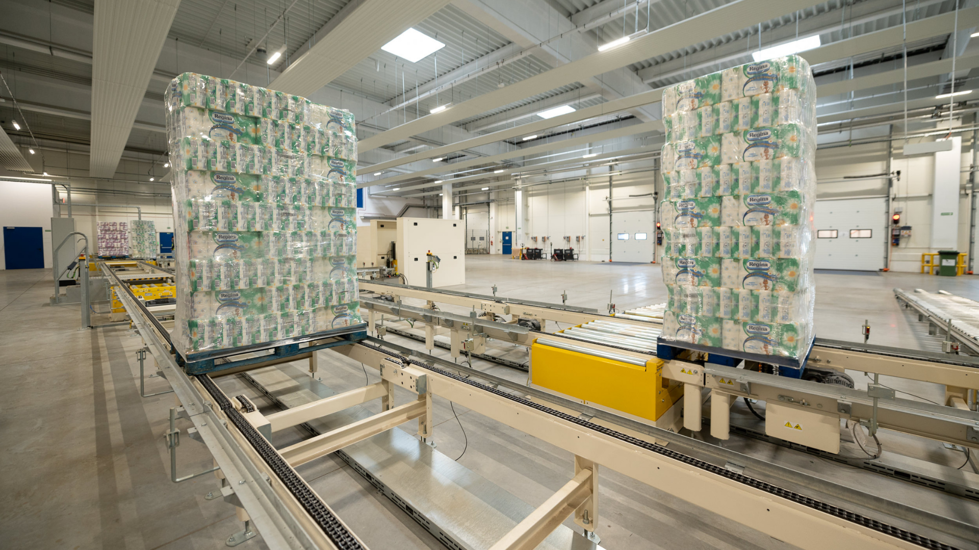 Sofidel opens a new automated warehouse in Poland with self-driving trucks, stacker trolleys, and goods storage space where oxygen is reduced to 14%