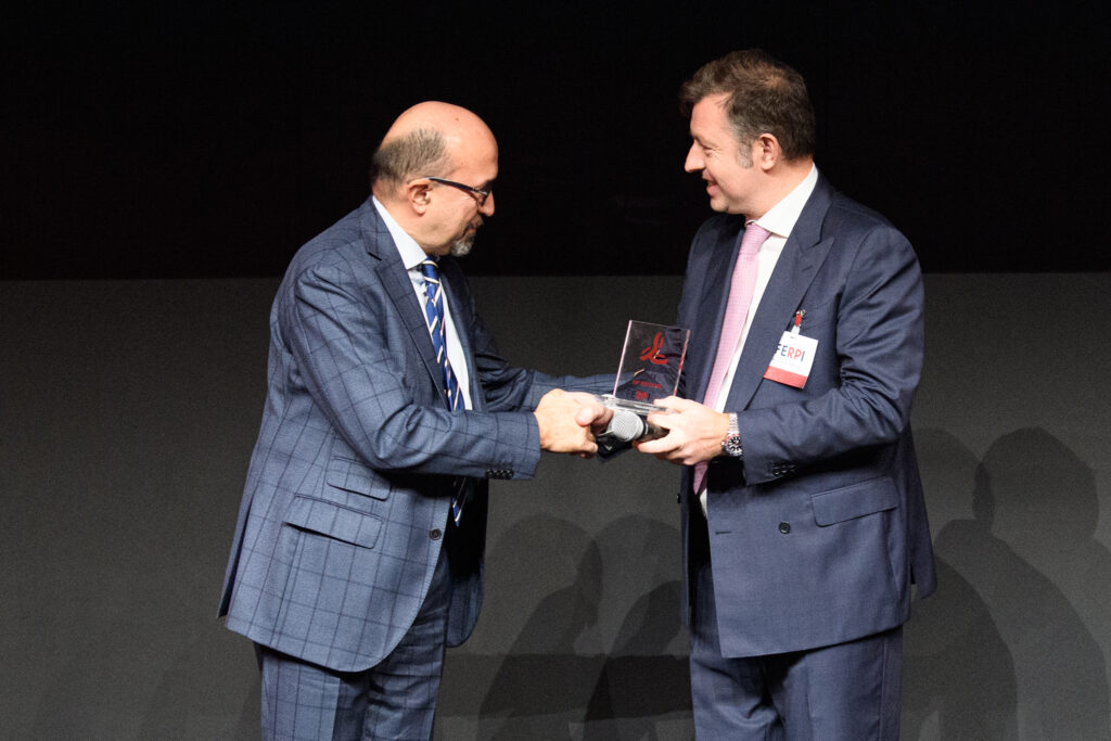 Francesco Pastore, Chief Marketing and Sales Officer, collects the 2023 Financial Statements Oscar sponsored by FERPI, Borsa Italiana and Bocconi University.